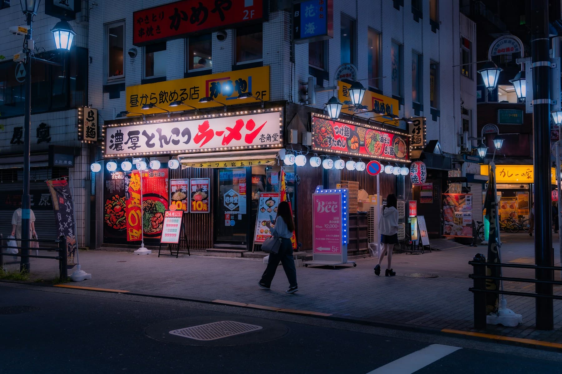 En japansk stadsgata på kvällen som startpunkt för en matresa genom Japan