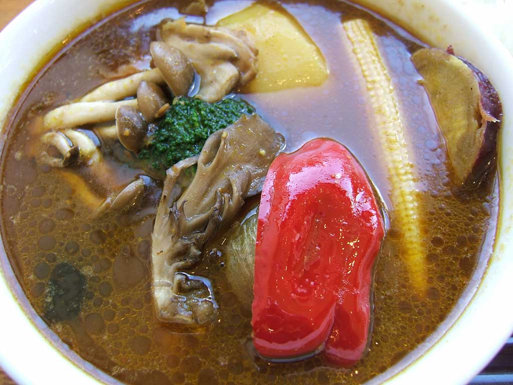 Sapporo soup curry med grönsaker, en Hokkaido-specialitet