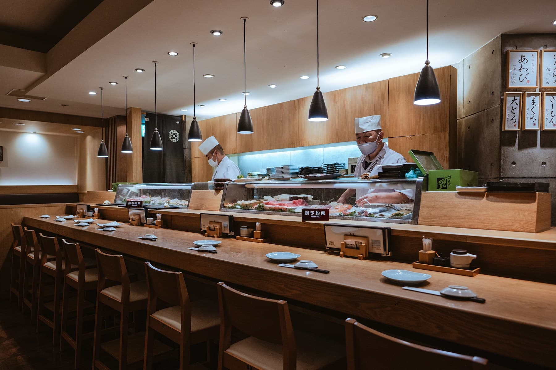 En sushidisk i Japan som visar hantverk och restaurangformat