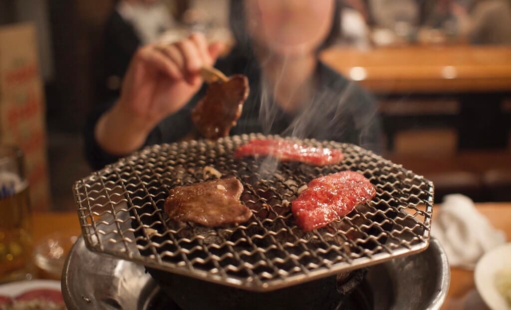 Yakiniku vid bordsgrill i en japansk restaurangmiljö