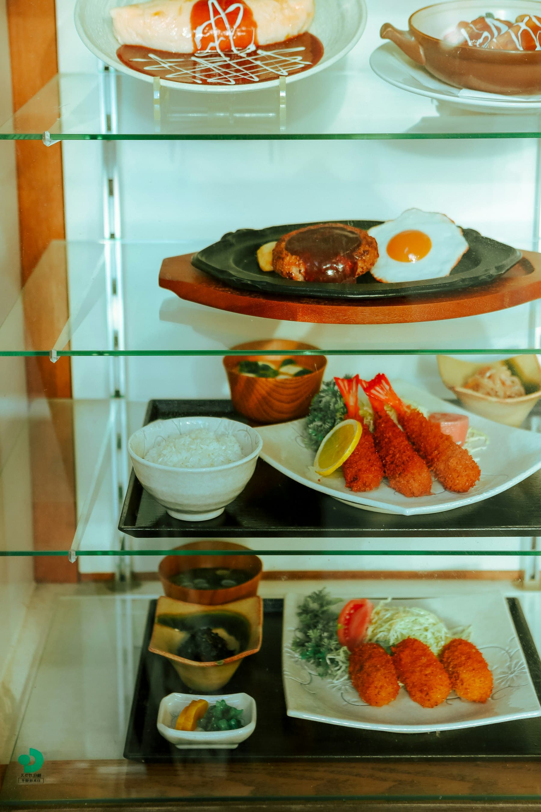 Japanska maträtter presenterade i en modern glasmonter