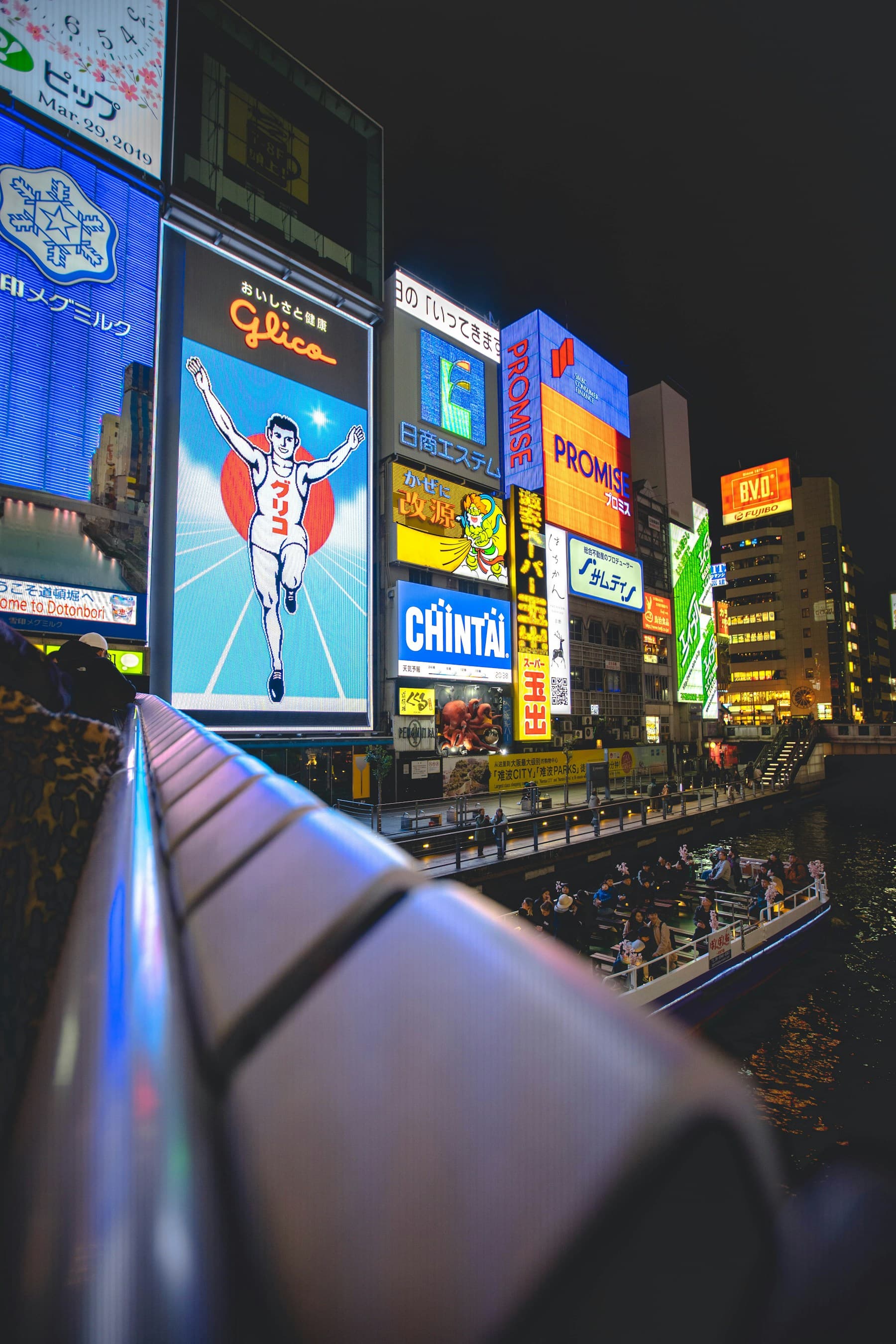 Dotonbori i Osaka med neonljus och kvällspuls